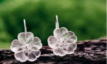 aretes cortos flor de lluvia - Aretes mojados por el rocío de la lluvia, elaborados en cristal cuarzo transparente - plata 925