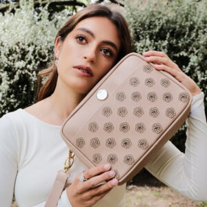 CARTERA FLOR EN LA LLUVIA BEIGE
