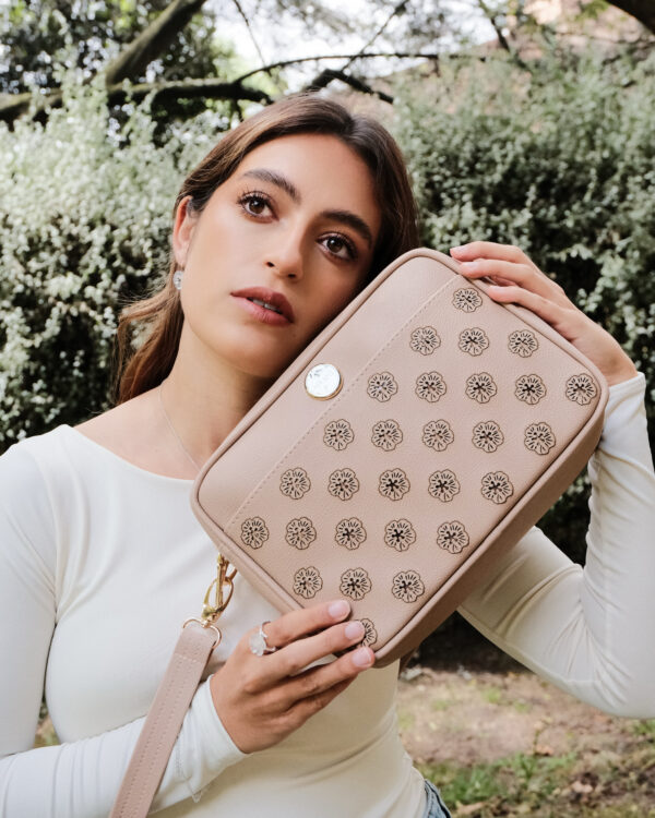 CARTERA FLOR EN LA LLUVIA BEIGE
