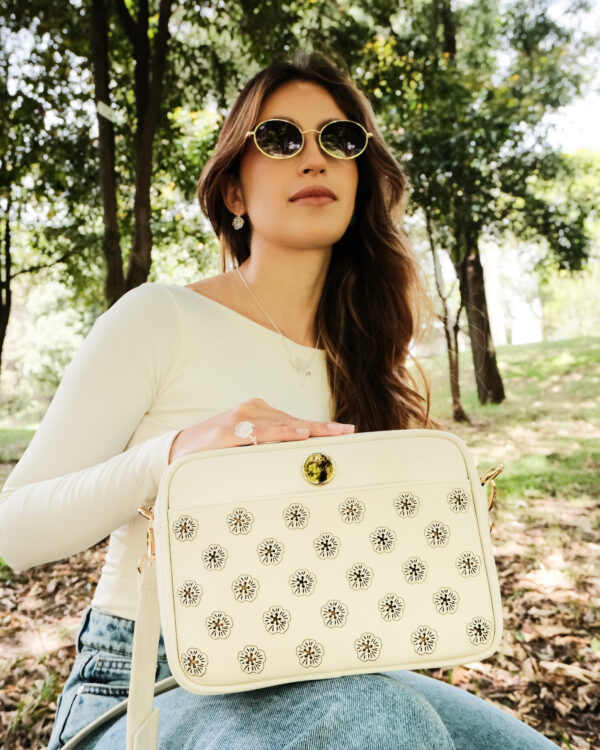 CARTERA FLOR EN LA LLUVIA MARFIL